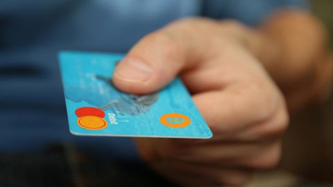 Nos cartes bancaires permettront-elles bientôt de payer en bitcoins ? Nos cartes bancaires permettront-elles bientôt de payer en bitcoins ?